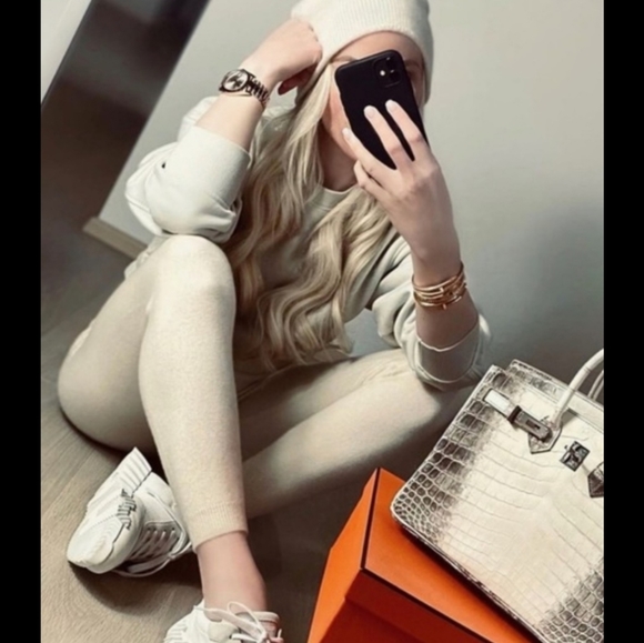 Fashion Knocks @ Your🚪When Shopping In My Closet♡ - Picture 1 of 15